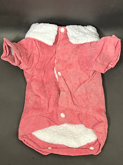 CHAQUETA ROSA PARA PERRO DE PANA FORRADA POR DENTRO, ES CALIENTITA, CON UN CORTE MODERNO. IDEAL PARA OTOÑO INVIERNO. CLIMAS FRIOS.