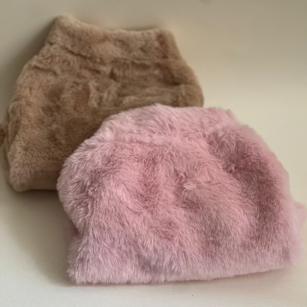 CHAMARRA PELUDA POR FUERA, DOS COLORES TENEMOS CAFÉ Y ROSA, ES DE CIERRE, NO ES FORRADA POR DENTRO, PERO ES CALIENTITA Y MUY BONITA. IDEAL PARA PERRO Y TAMBIÉN GATO.