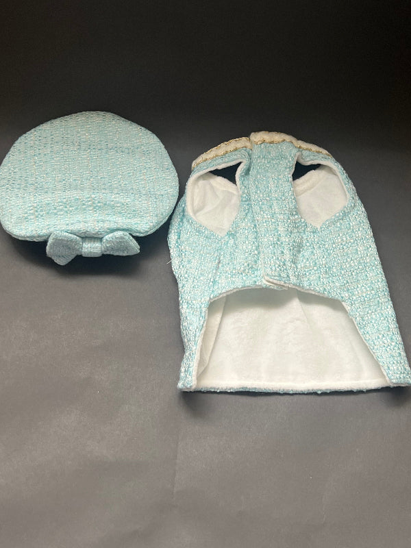 UN CONJUNTO DE VESTIDO Y BOINA PARA PERRO O GATO. FORRADO POR DENTRO. COLOR AZUL. SIN MANGA Y CON BOTONES A PRESION.