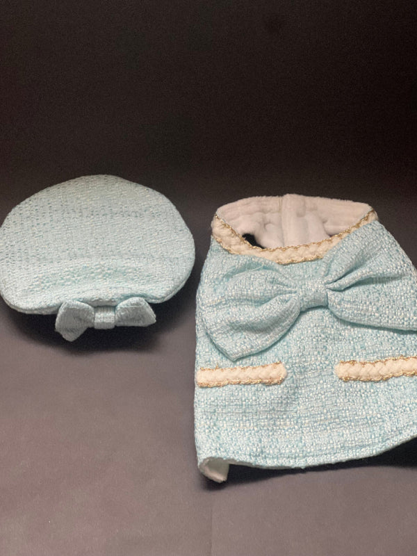 UN CONJUNTO DE VESTIDO Y BOINA PARA PERRO O GATO. FORRADO POR DENTRO. COLOR AZUL. SIN MANGA Y CON BOTONES A PRESION.