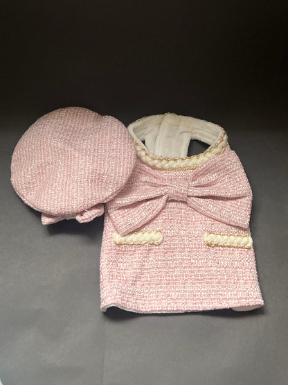 UN CONJUNTO DE VESTIDO Y BOINA PARA PERRO O GATO. FORRADO POR DENTRO. COLOR ROSA. SIN MANGA Y CON BOTONES A PRESION.