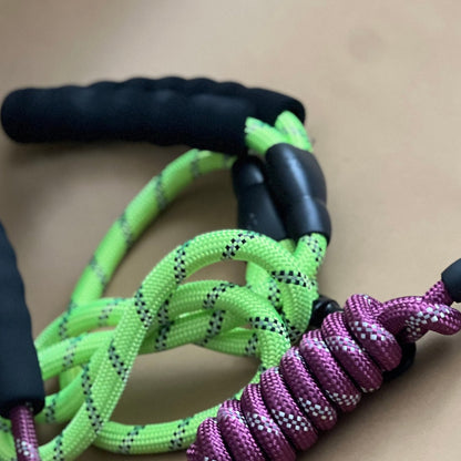 Correa tubular con manilla acolchada.