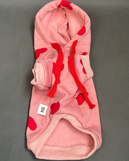UNA SUDADERA CON CAPUCHA EN COLOR ROSA Y ESTAMPADO DE CORAZONES ROJO. MANGA LARGA, SE METE TIPO JERSEY, SIN CIERRES NI BOTONES. ES CALIENTITA PORQUE POR DENTRO ES UNA FELPITA DE PIEL DE DURAZNO.IDEAL PARA PERRO Y GATO DE RAZAS PEQUEÑAS A MEDIANAS.