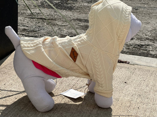 OUTFIT CON SUDADERA CON CAPUCHA EN COLOR OFF WHITE MUY ELEGANTE, IDEAL PARA DIAS FRESCOS O FRÌOS. PARA PERRO Y GATOS PEQUEÑOS A MEDIANOS. ES CON CIERRE, MANGA LARGA. 