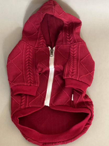 SUDADERA CON CAPUCHA EN COLOR ROJO VINO, MUY ELEGANTE, IDEAL PARA DIAS FRESCOS O FRÌOS. PARA PERRO Y GATOS PEQUEÑOS A MEDIANOS. ES CON CIERRE, MANGA LARGA. 