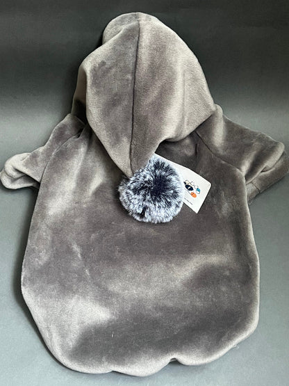 HOODIE GRIS CON CAPUCHA, PIEL DE DURAZNO, NO TIENE CIERRE NI BOTONES ES TIPO JERSEY. MANGA LARGA. ES SUPER CALIENTITO.PARA RAZAS PEQUEÑAS A MEDIANAS.