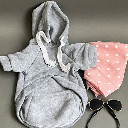 SUDADERA CON CAPUCHA COLOR GRIS, TIENE UN BOLSILLO PQUEÑO ATRAS, PARA GUARDAR ALGUN PREMIO O SUS BOLSITAS. PARA RAZAS PEQUEÑAS, MEDIANAS Y GRANDES.