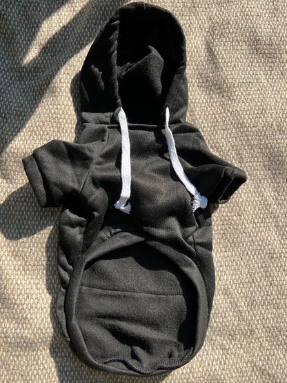 SUDADERA CON CAPUCHA COLOR NEGRO TIENE UN BOLSILLO PQUEÑO ATRAS, PARA GUARDAR ALGUN PREMIO O SUS BOLSITAS. PARA RAZAS PEQUEÑAS, MEDIANAS Y GRANDES.