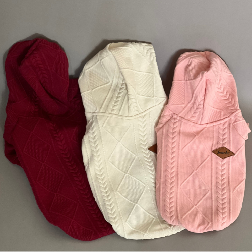 SUDADERA CON CAPUCHA EN TRES COLORES MUY ELEGANTE, IDEAL PARA DIAS FRESCOS O FRÌOS. PARA PERRO Y GATOS PEQUEÑOS A MEDIANOS. ES CON CIERRE, MANGA LARGA. 