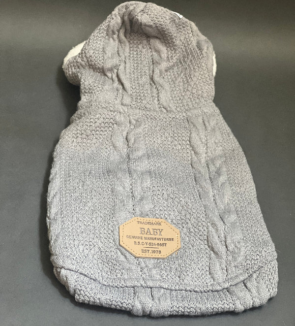 SUDADERA TEJIDA CON CAPUCHA ,  EN COLOR GRIS, FORRADA EN TELA POLAR, ES SIN MANGA, MUY CALIENTITA IDEAL PARA PERRO Y GATO. COMODA Y ELEGANTE.