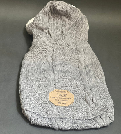 SUDADERA TEJIDA CON CAPUCHA ,  EN COLOR GRIS, FORRADA EN TELA POLAR, ES SIN MANGA, MUY CALIENTITA IDEAL PARA PERRO Y GATO. COMODA Y ELEGANTE.