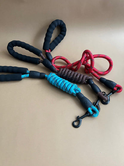 Correa tubular con manilla acolchada.