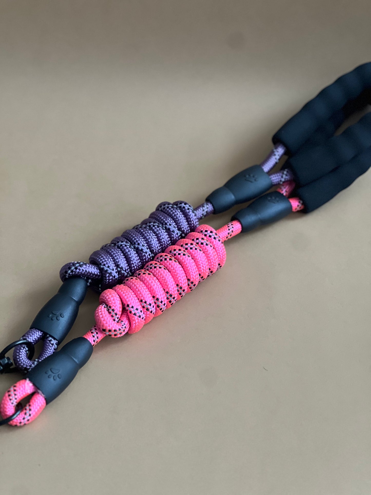 Correa tubular con manilla acolchada.