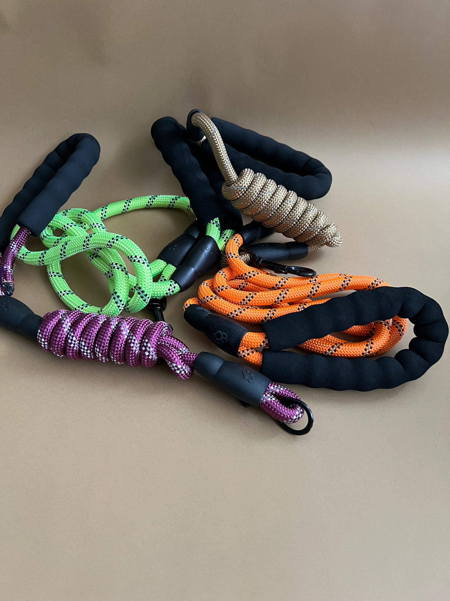 Correa tubular con manilla acolchada.