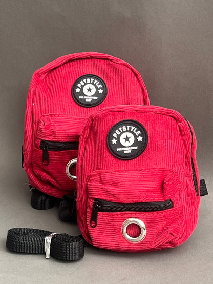 mochila roja para perro de varios colores para que cargue sus premios y bolsitas. Es liviana por lo que no le pesa.