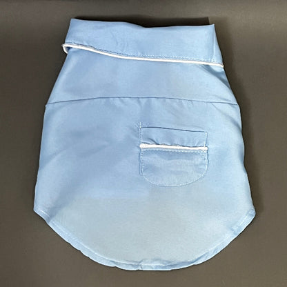 la pijama clàsica para razas pequeñas a mediana. color azul, es ligera, nada calurosa y tiene botones a presión.