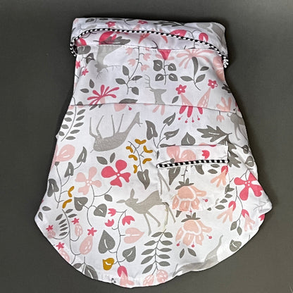 la pijama clàsica para razas pequeñas a mediana. estampado, es ligera, nada calurosa y tiene botones a presión.