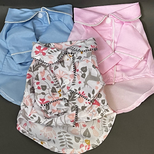 la pijama clàsica para razas pequeñas a mediana. en tres tonos, es ligera, nada calurosa y tiene botones a presión.