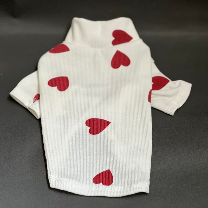 ESTAMPADO DE CORAZONES, CUELLO ALTO PERO NO ES GRUESO. VISTE Y ES COMODO ES SUETER POR LO QUE NO TIENE BOTONES O CIERRE. COLOR BLANCO ESTAMPADO CORZONES ROJOS.