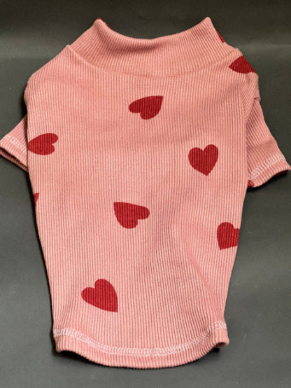 ESTAMPADO DE CORAZONES, CUELLO ALTO PERO NO ES GRUESO. VISTE Y ES COMODO ES SUETER POR LO QUE NO TIENE BOTONES O CIERRE. COLOR rosaESTAMPADO CORZONES ROJOS.