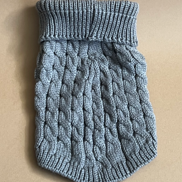 SUETER TEJIDO CUELLO TORTUGA, DE BUENA CALIDAD, CALIENTITO PARA RAZAS PEQUEÑAS. COLOR GRIS