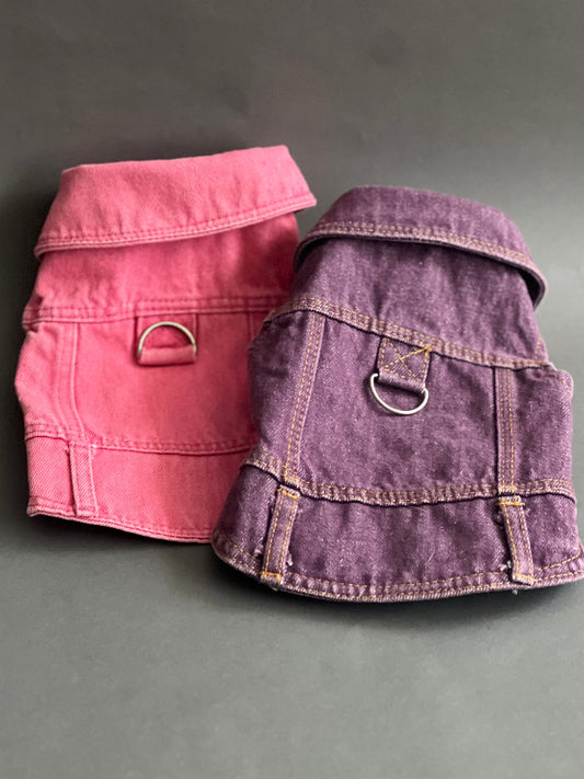 Chaleco morado o rosa, mezclilla, perros o gatos. CON BOTONES A PRESIÓN PARA PERRO O GATO. SIN MANGA, HECHO DE ALGODÓN, SE PUEDE USAR SOLO O CON CAMISA, JERSEY, POLO, PLAYERA. UNA PRENDA CON MUCHAS COMBINACIONES.