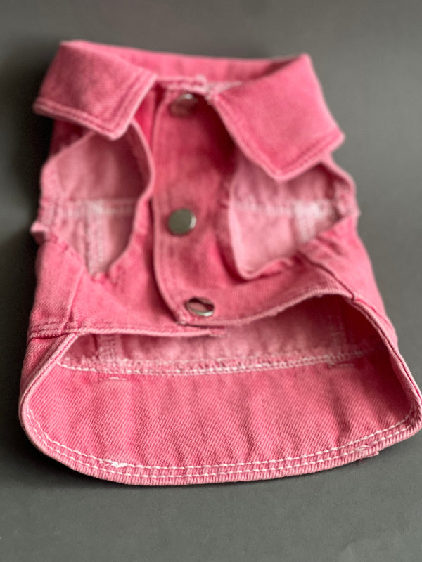 CHALECO PARA PERRO O GATO DE MEZCLILLA EN COLOR ROSA CON BOTONES A PRESIÓN PARA PERRO O GATO. SIN MANGA, HECHO DE ALGODÓN, SE PUEDE USAR SOLO O CON CAMISA, JERSEY, POLO, PLAYERA. UNA PRENDA CON MUCHAS COMBINACIONES.
