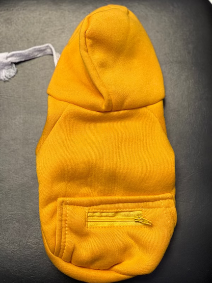 SUDADERA CON CAPUCHA COLOR amarillo, TIENE UN BOLSILLO PQUEÑO ATRAS, PARA GUARDAR ALGUN PREMIO O SUS BOLSITAS. PARA RAZAS PEQUEÑAS, MEDIANAS Y GRANDES.