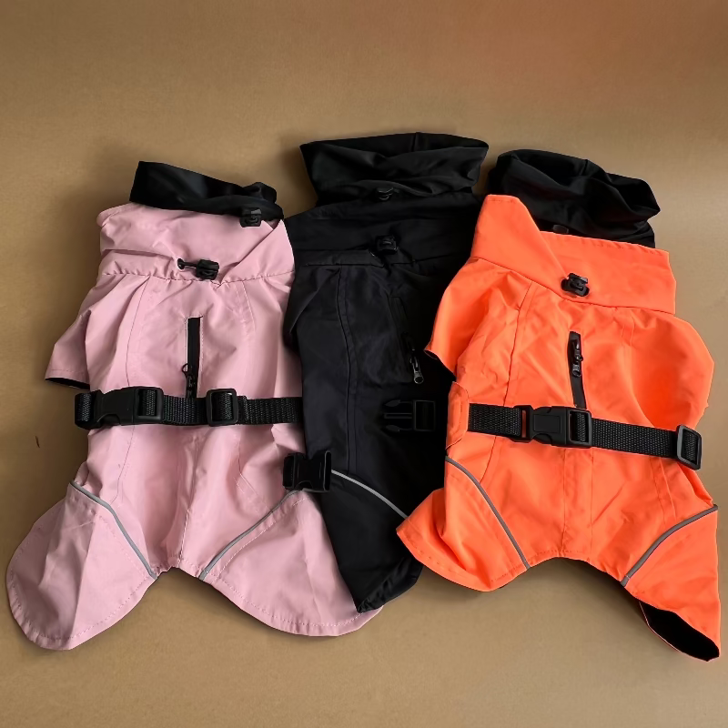 impermeable para perro con diseño de capa, un buen corte y muy comodo