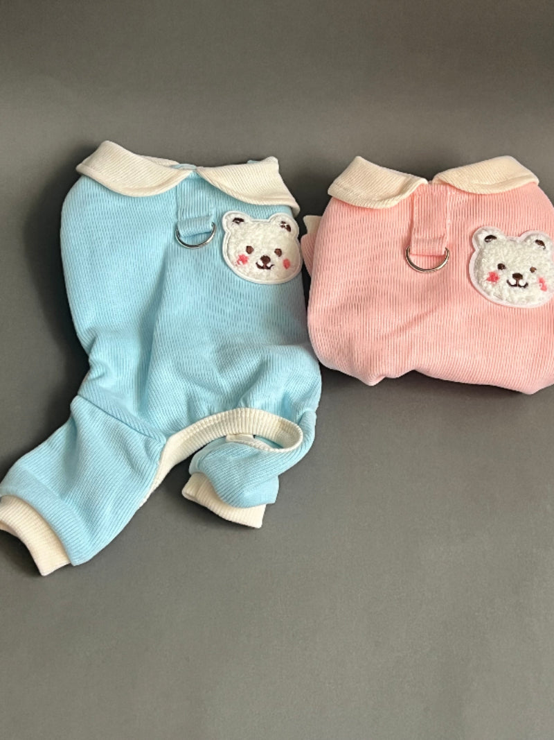 una pijama para perro viene en dos colores, azul y rosa, es de 4 patas pero es muy cómoda. 