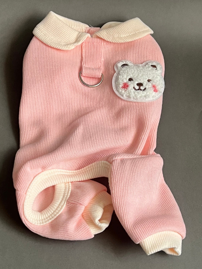 una pijama para perro viene en dos colores, azul y rosa, es de 4 patas pero es muy cómoda. 