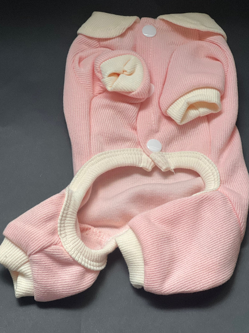 una pijama para perro viene en dos colores, azul y rosa, es de 4 patas pero es muy cómoda. 