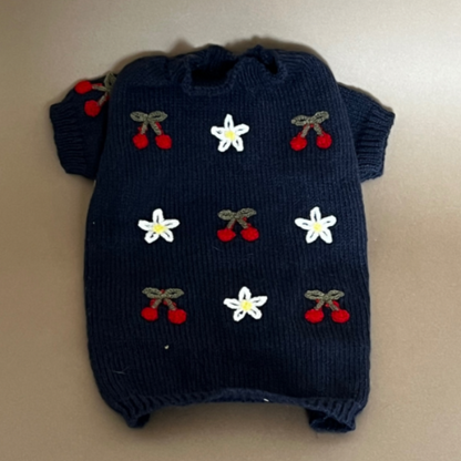 Suéter de color azul marino, tejido. Delgado para peludos de razas pequeñas a medianas. Es muy cómodo abriga y viste a la vez.&nbsp;