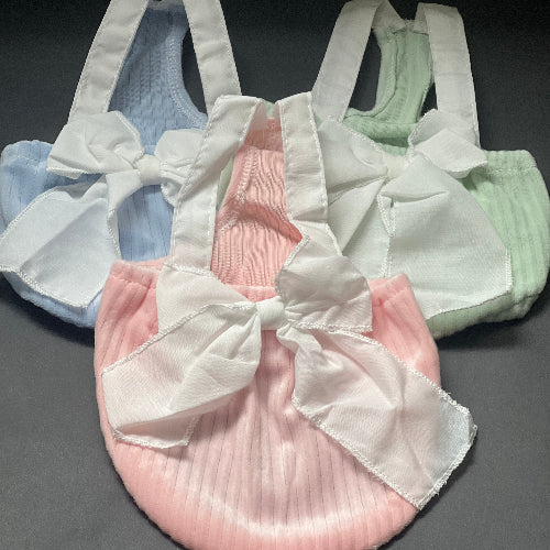 un vestido comodo, coqueto, de tela durazno en res colores. para razas pequeñas